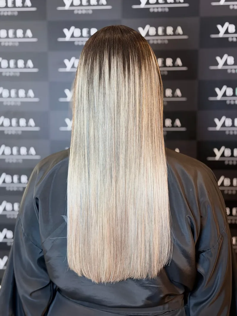 Melena rubia lisa y brillante en Aleliz Salon